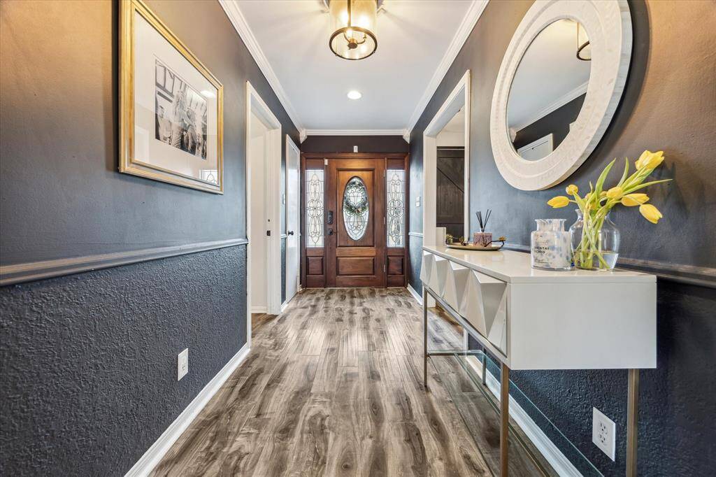 The entry room is very light and bright and good in size.
