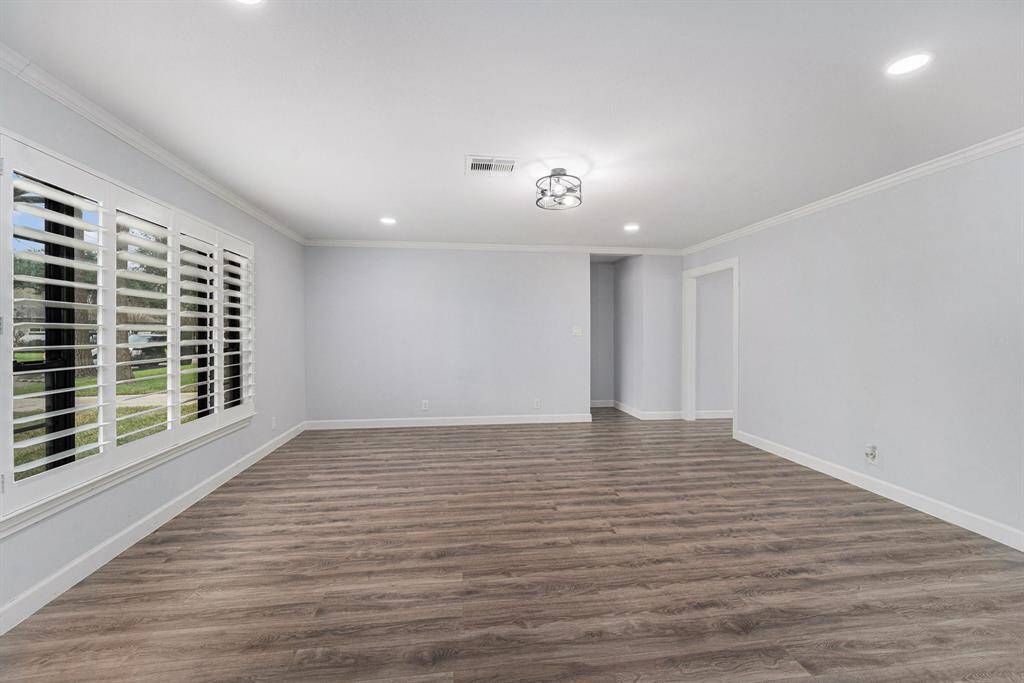 Seemsless floor makes this home welcoming