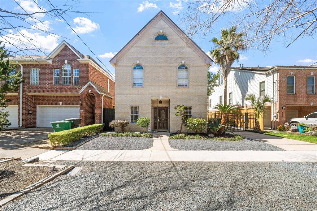Welcome home to 909 Birdsall! Located right off of Washington Ave. Prime location.