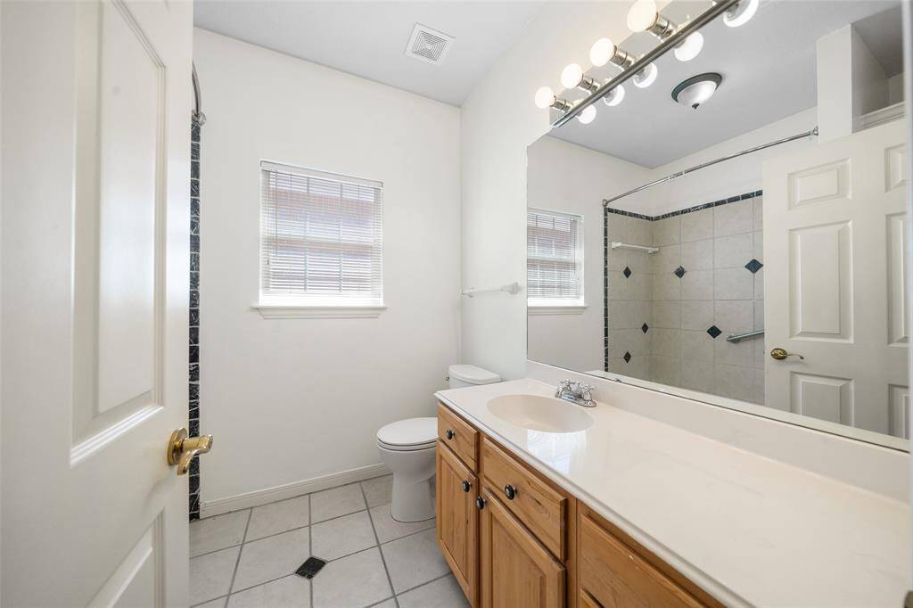 Full bathroom featuring a shower/tub combo.