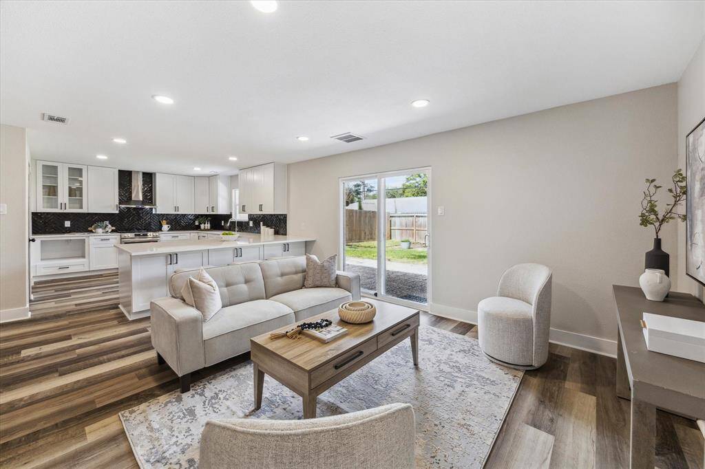 Imagine the sounds of chatter and laughter as you create memories of a lifetime with the people you love. This wonderful family room is the perfect place to do just that.