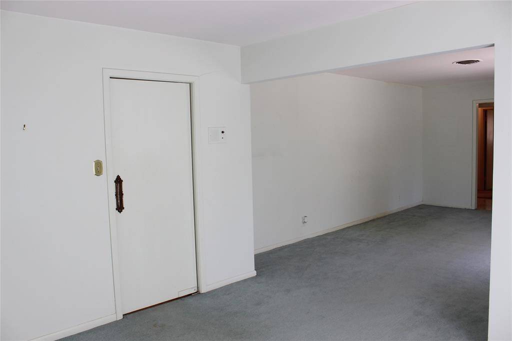 The traditional swinging door between the kitchen and dining room is a real classic.