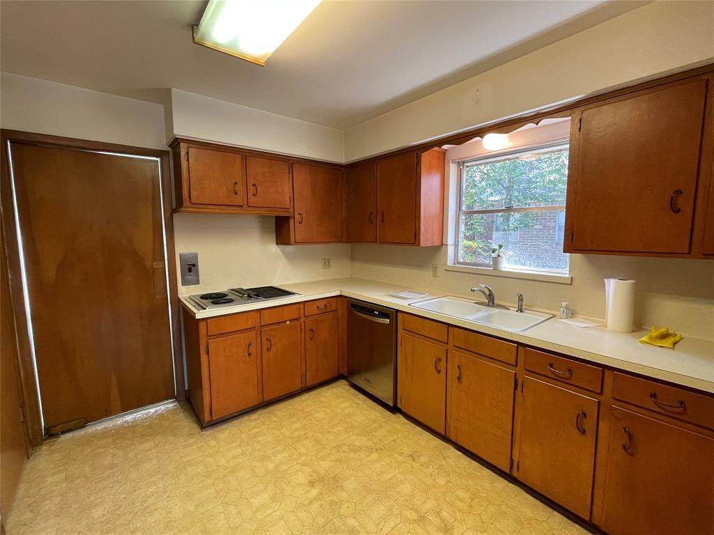 Kichen is ample size with plenty of cabinets