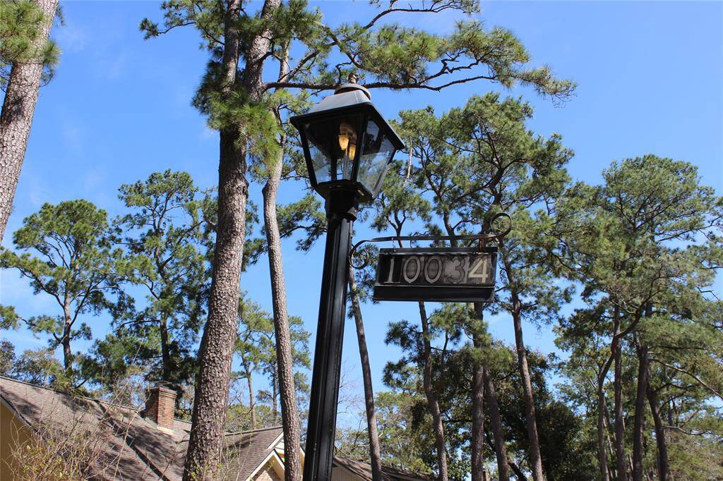 Briargrove Park is highly sought after and part of the charm is the gas lantern at each residence.