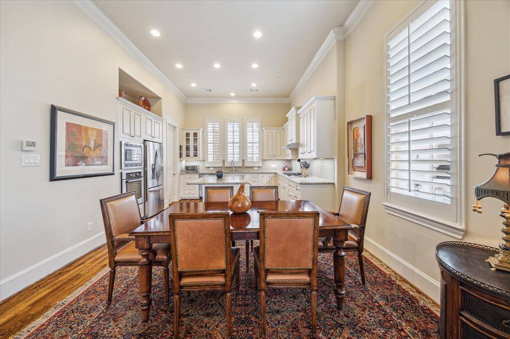 The open floor plan allows not only limitless light, it also allows for a flexible arrangement of furniture.