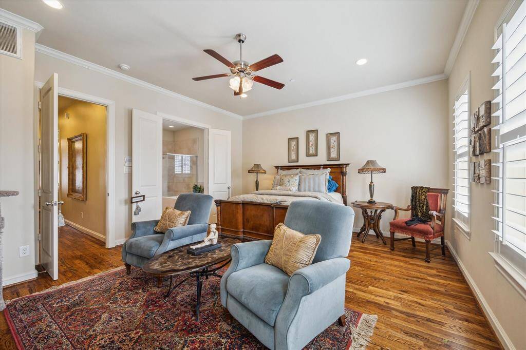 More wood floors, crown moulding and luminescence.