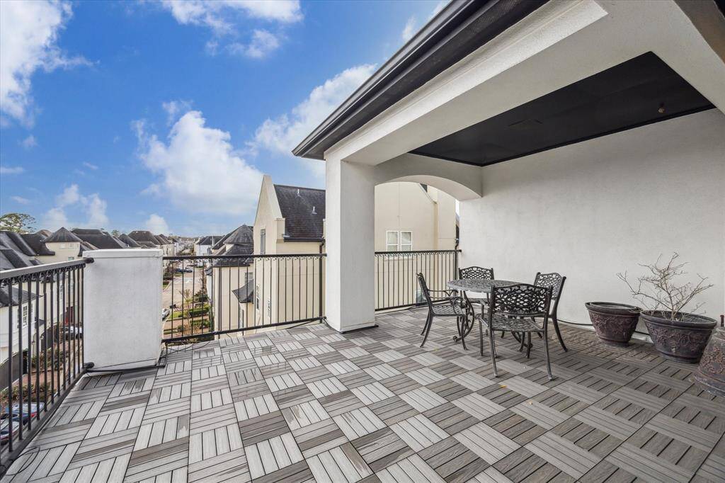 The Roof Terrace has a spectacular view of the community, hints of the Memorial City skyline, and if you stand in the right place you can see a bit of the neighborhood Pool.