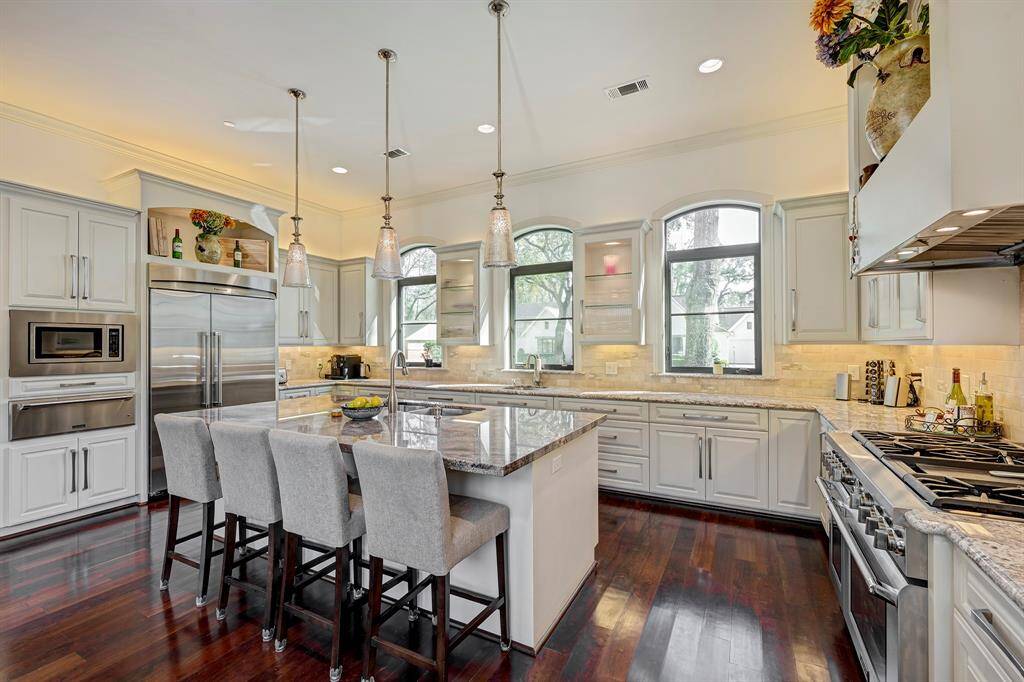 Wow! Glamour island kitchen -has 2 sinks inisland and 1 by window-gas cooktop, double ovens and more.