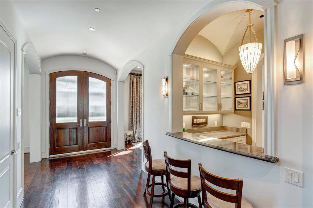 Entry and wet bar pass through. Guest can grab a refreshing drink on your way in.
