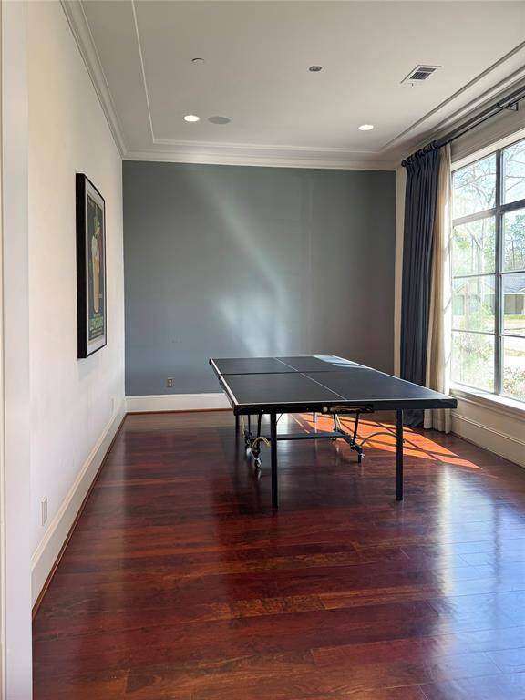 Living room has a ping pong table-surprise!