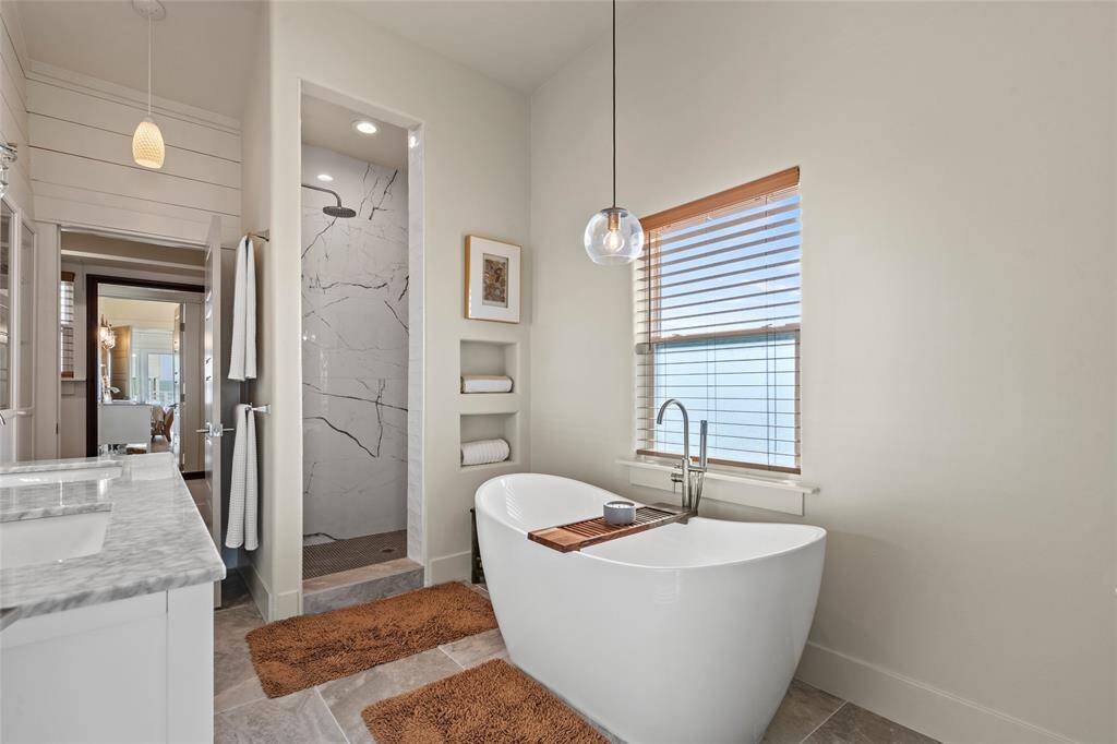 Soaking tub