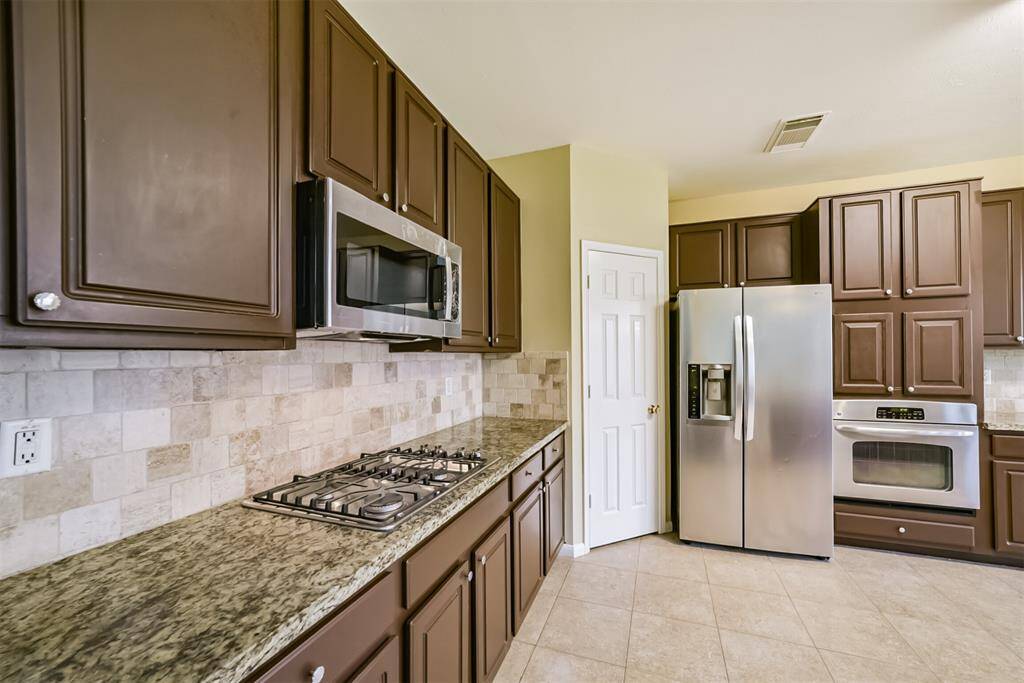 Enjoy cooking on your gas cooktop and flush appliances.