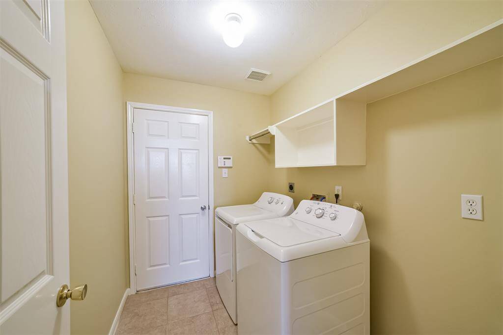Your spacious utility room with appliances included!