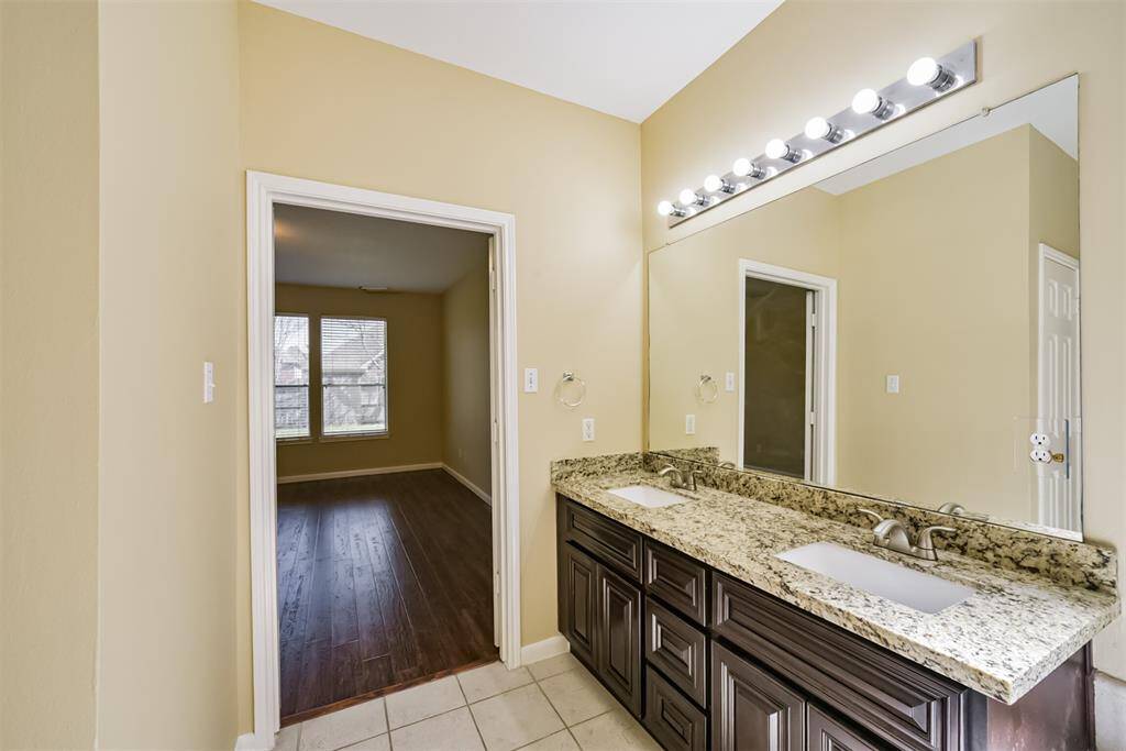 Two sinks—because everyone deserves their own space to get ready!