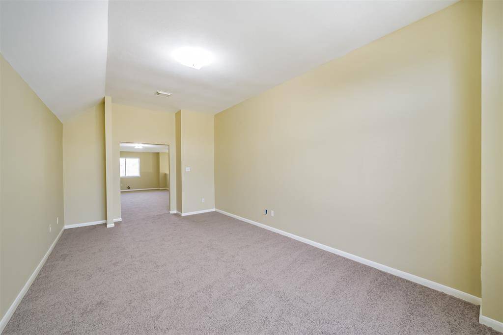 This room offers endless possibilities!
