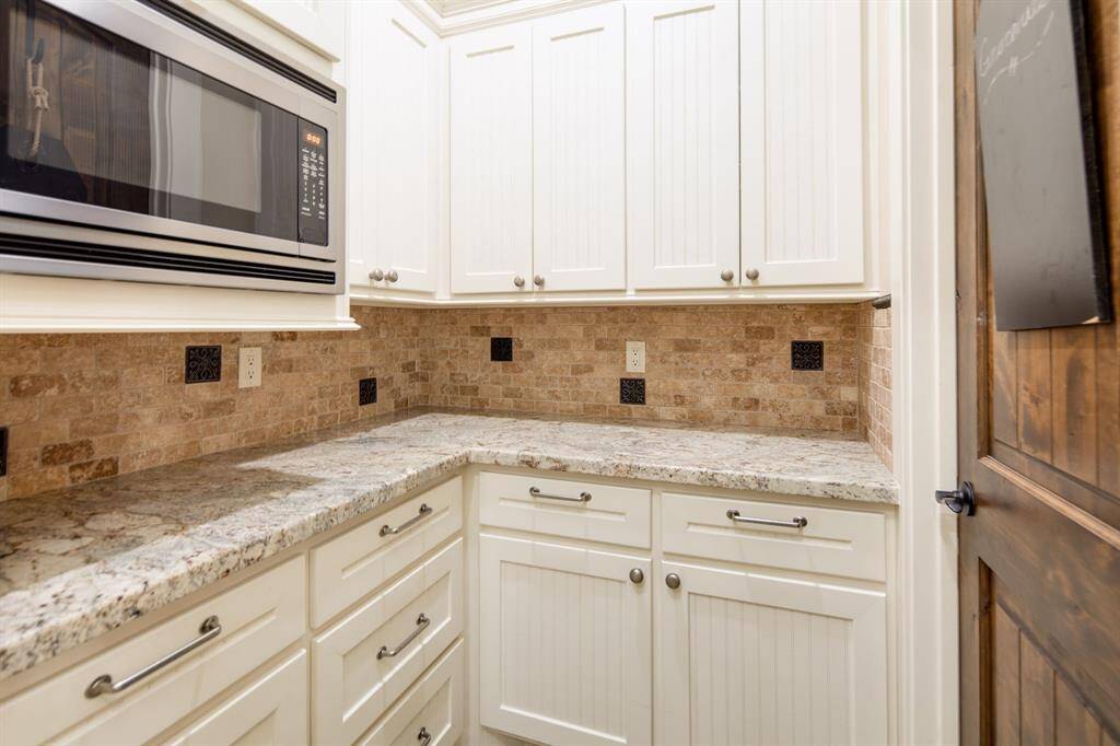 Butlers pantry is sure to make keeping everything organized (and out of sight) a breeze.
