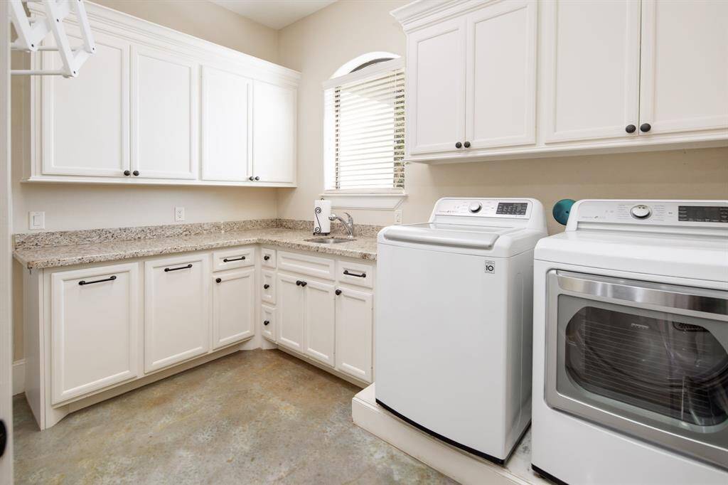Another view of this exceptional laundry room.