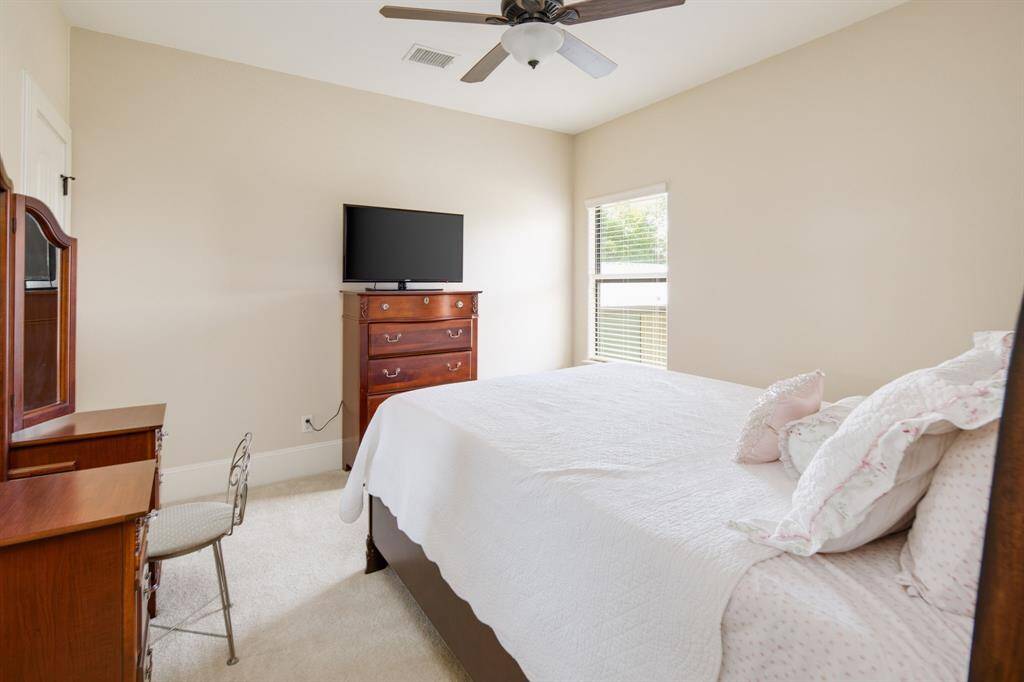 Upstairs private bedroom with en-suite bathroom!