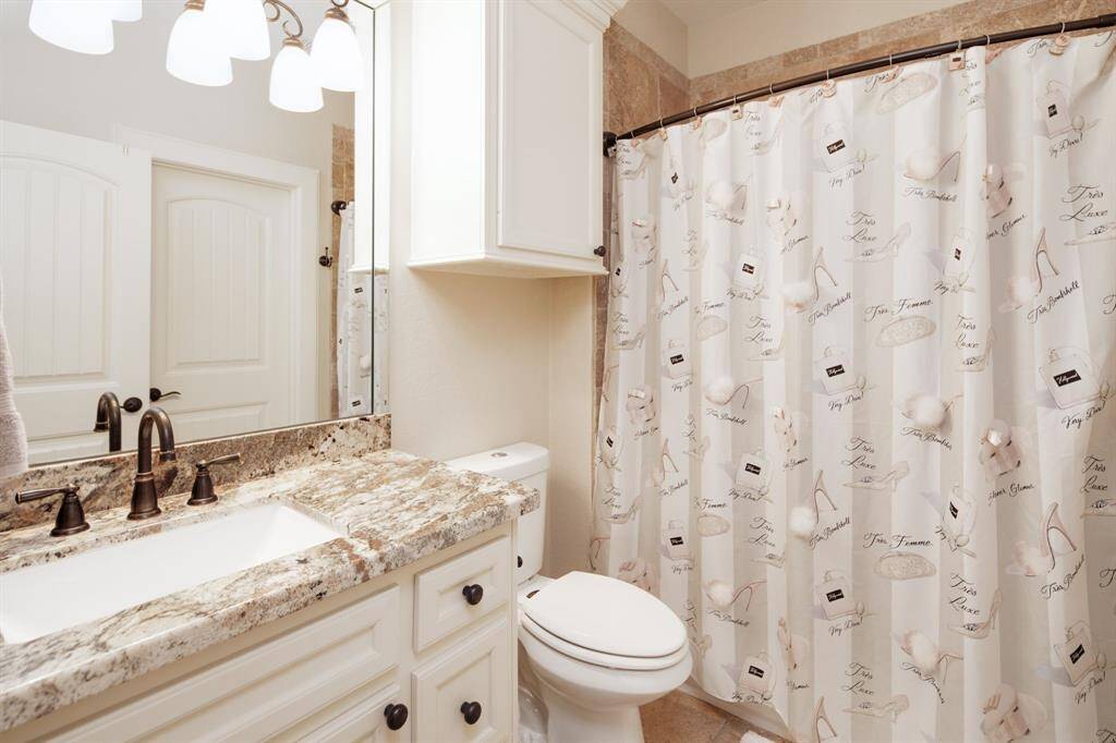 En-suite upstairs bathroom.