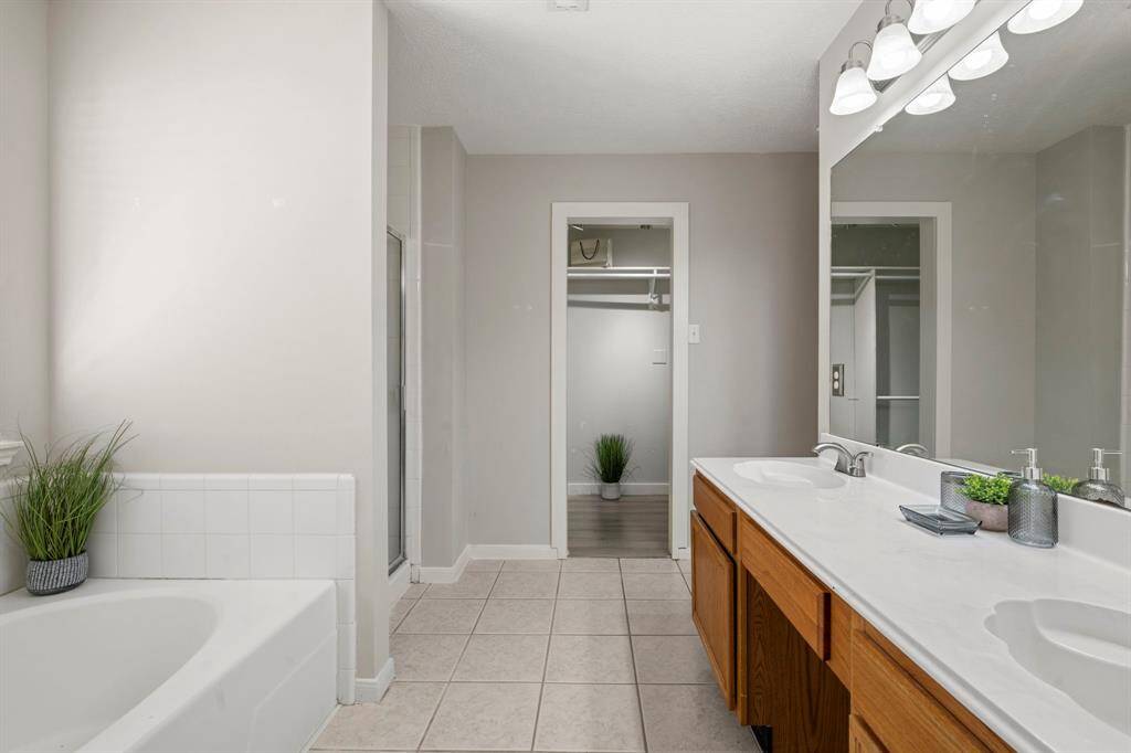 Primary Bath w/Garden Tub &  Separate Shower