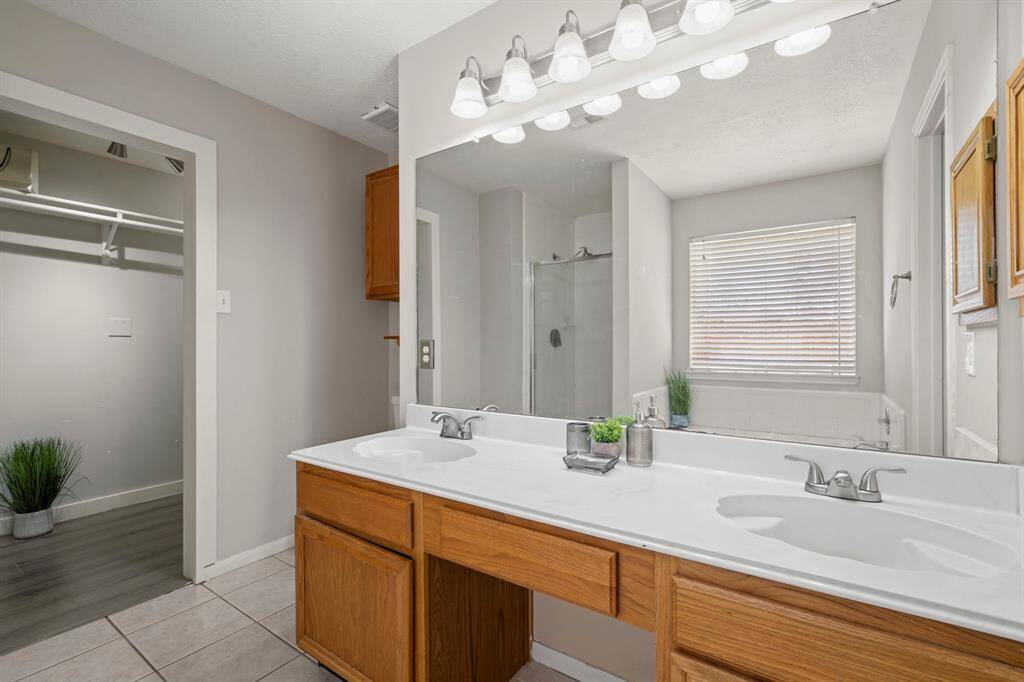 Primary Bathroom w Dbl Sinks