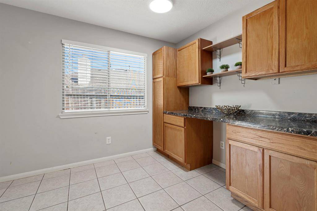 Breakfast Area with Built in convenient workstation