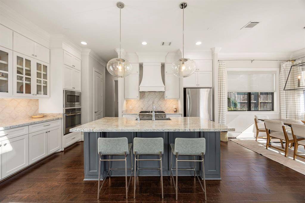 Neutral and timeless color palette.