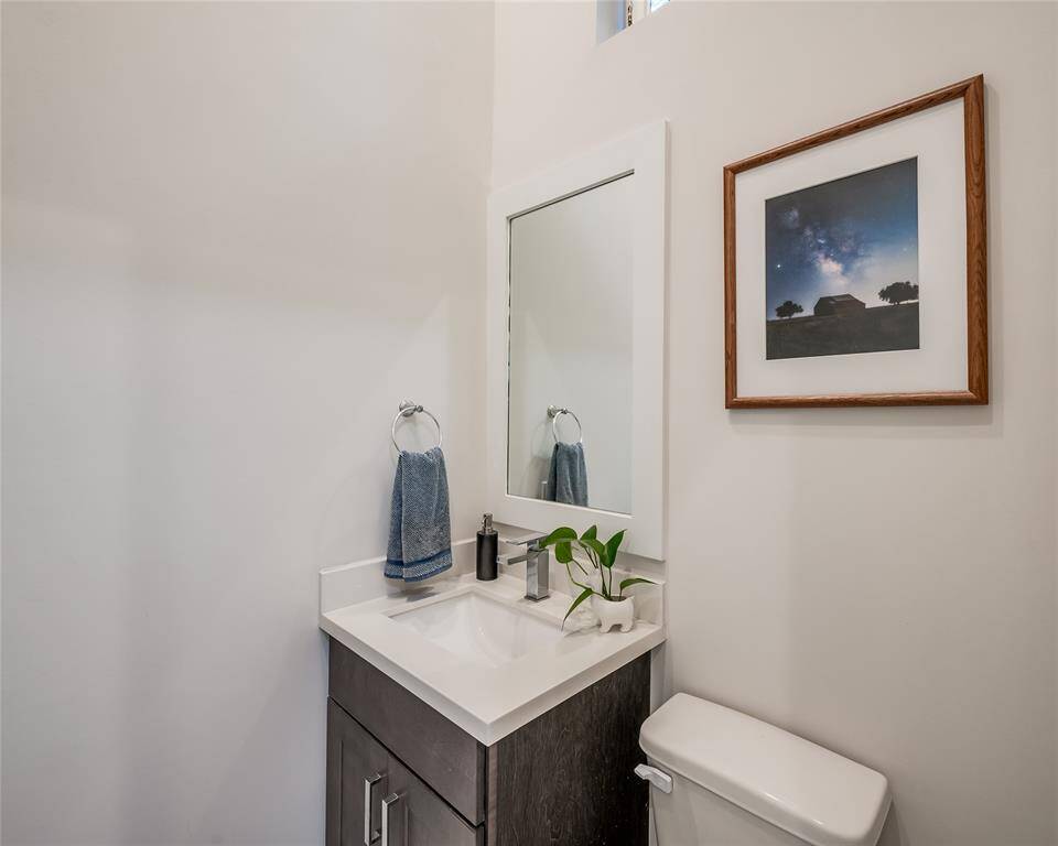 The full bath with high ceilings off the office/bedroom...