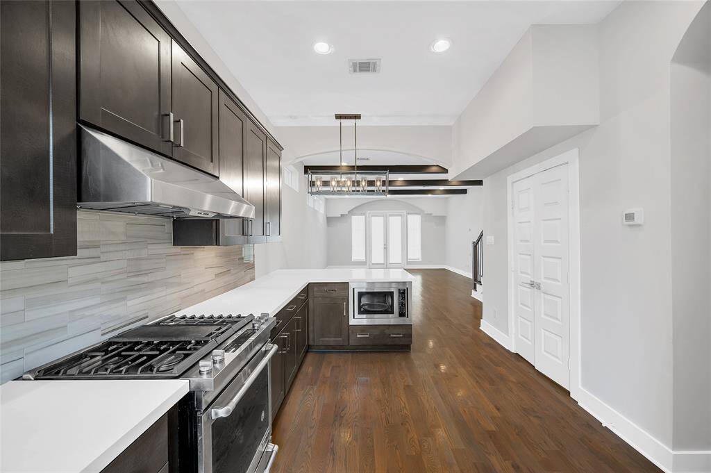 Great kitchen design with soft closing cabinets and drawers and plenty of counter space.