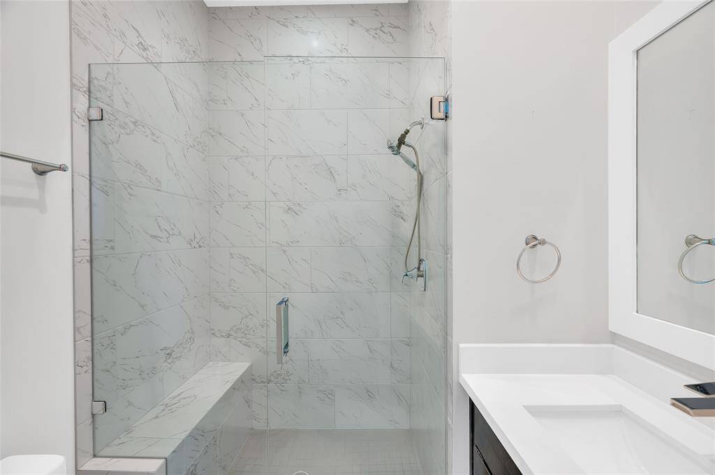 and a full bath en suite.