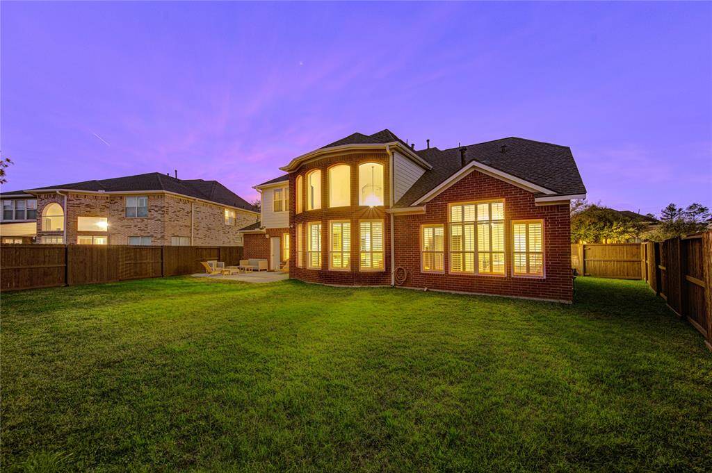 This expansive backyard offers plenty of lush green space, providing the perfect canvas to create your own outdoor retreat. Whether you envision a tranquil garden, a play area, or an outdoor entertaining space, the possibilities are endless.