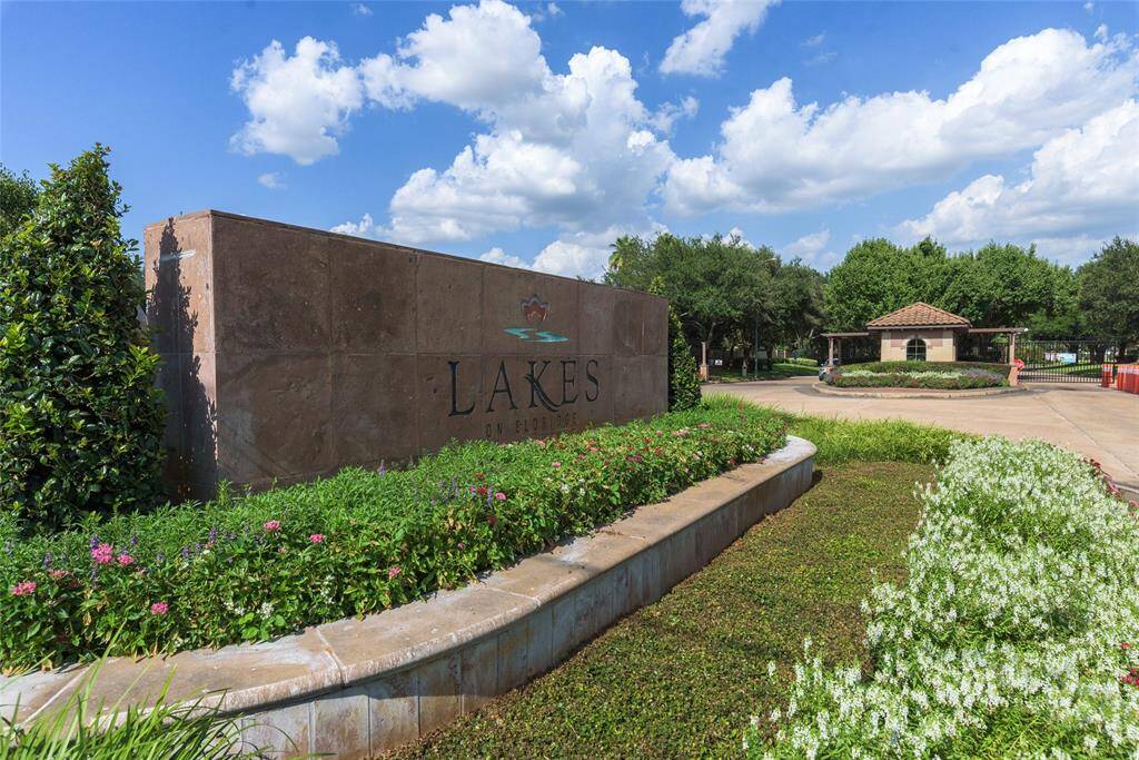 Lakes on Eldridge North offers a wide range of resort-style amenities, perfect for enjoying an active and relaxed lifestyle. The 24-hour guarded entrance provides enhanced security, ensuring residents can enjoy the neighborhood in peace.