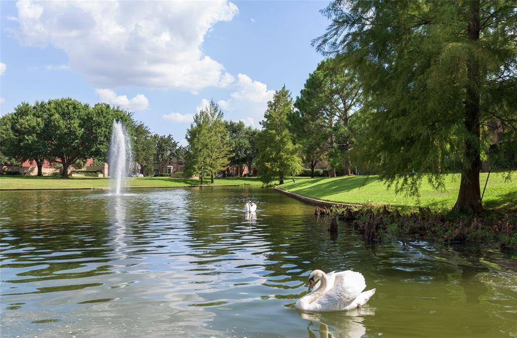 The beautifully landscaped lakes offer serene views and opportunities for leisurely strolls or peaceful moments by the water. Residents can take advantage of the walking trails that wind throughout the community, perfect for morning jogs or afternoon walks with family and pets.