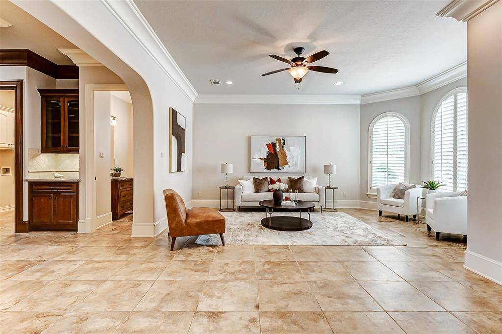 This home's ideal north-south orientation provides balanced natural light, energy efficiency, and enhanced comfort. It reduces heat gain, keeping interiors cooler in summer while allowing warmth in winter.