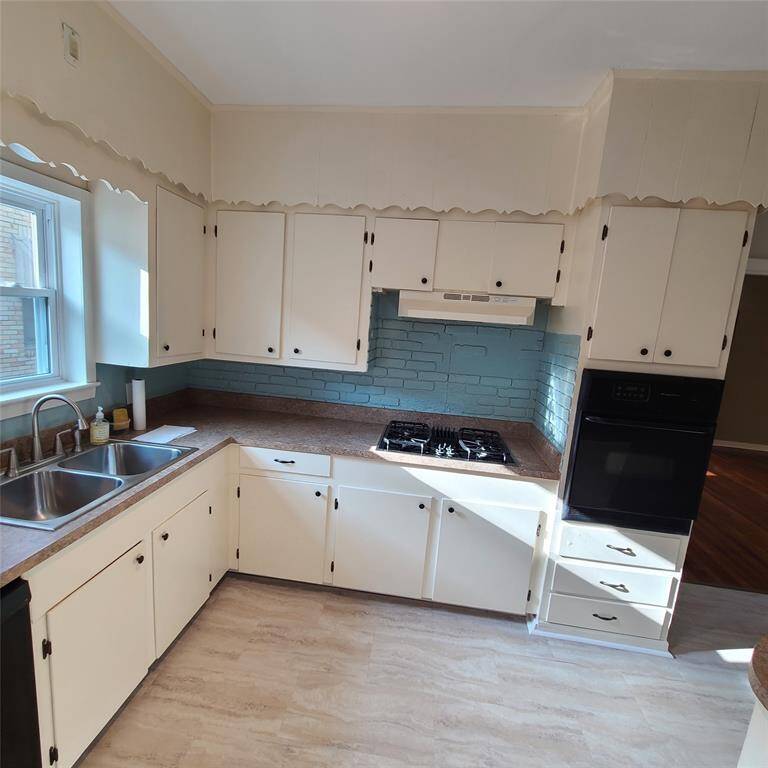 Gorgeous kitchen. Check out the vintage trim