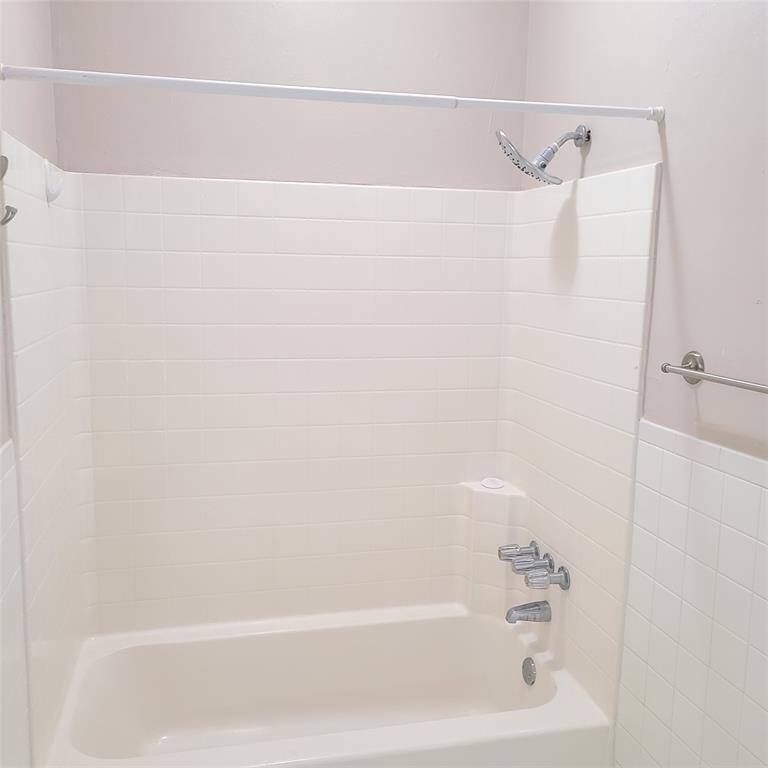 primary shower/tub