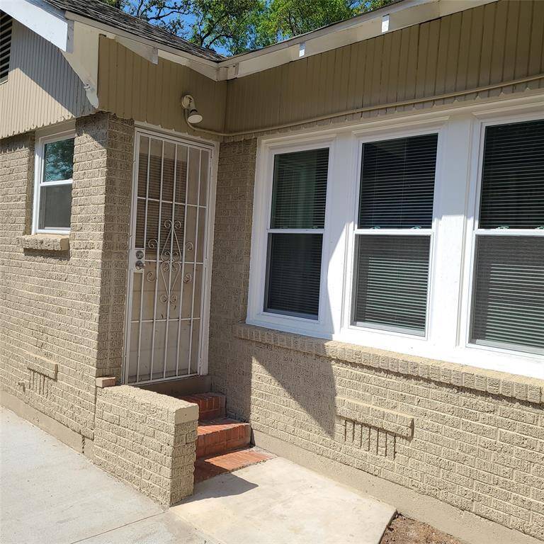 side entrance to kitchen