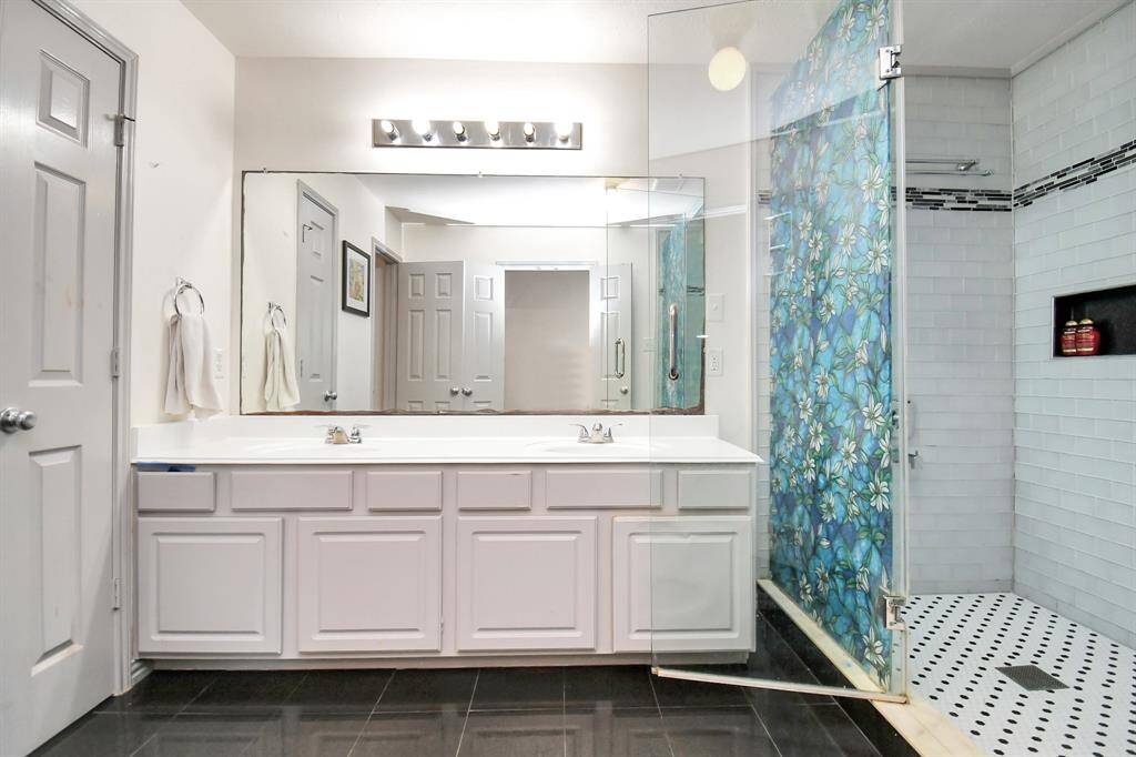 Brand New Walk In Shower !!