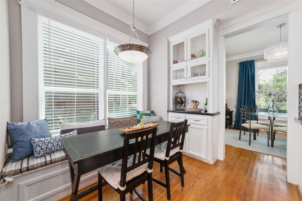 A perfect spot to start your day, tackle home or office work, or watch the home chef in action. Bench storage, as well. Blinds replaced in June 2024.