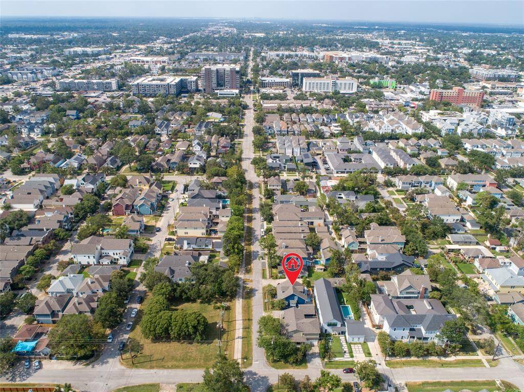 The Heights Hike & Bike Trail, just steps from your front door, connects you to M-K-T shopping, Heights Boulevard, the lively 19th Street, and even Downtown Houston. Plus, Herkimer Park, with its green spaces, is right across the street.