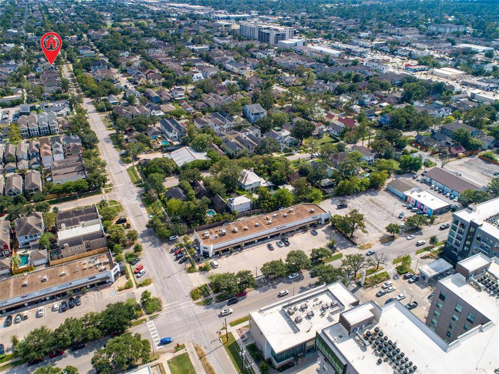 Walking distance to a myriad of great restaurants, unique shops only found in the Historic Heights, all while being surrounded by the beautiful natural landscape and various art installations. The Bier Garden is just down the street, a fun location to grab a drink and socialize with friends and neighbors.