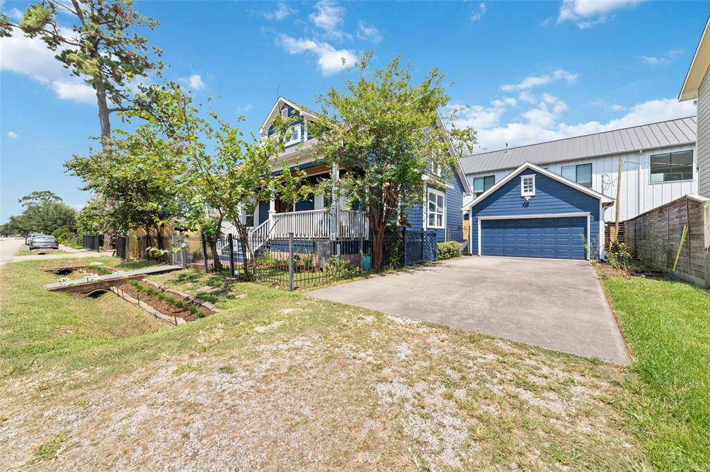 An ideal spot for hosting parties, featuring a long driveway that accommodates up to 6 cars, plus space for 2 more in the garage.