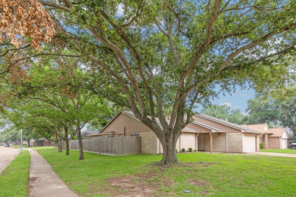 Creekstone is a charming, well-established neighborhood zoned to KISD schools with friendly neighbors, tree lined streets, and amazing amenities within walking distance of home.