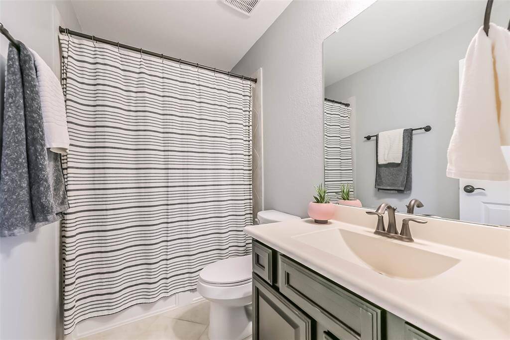 Upstairs on-suite bathroom