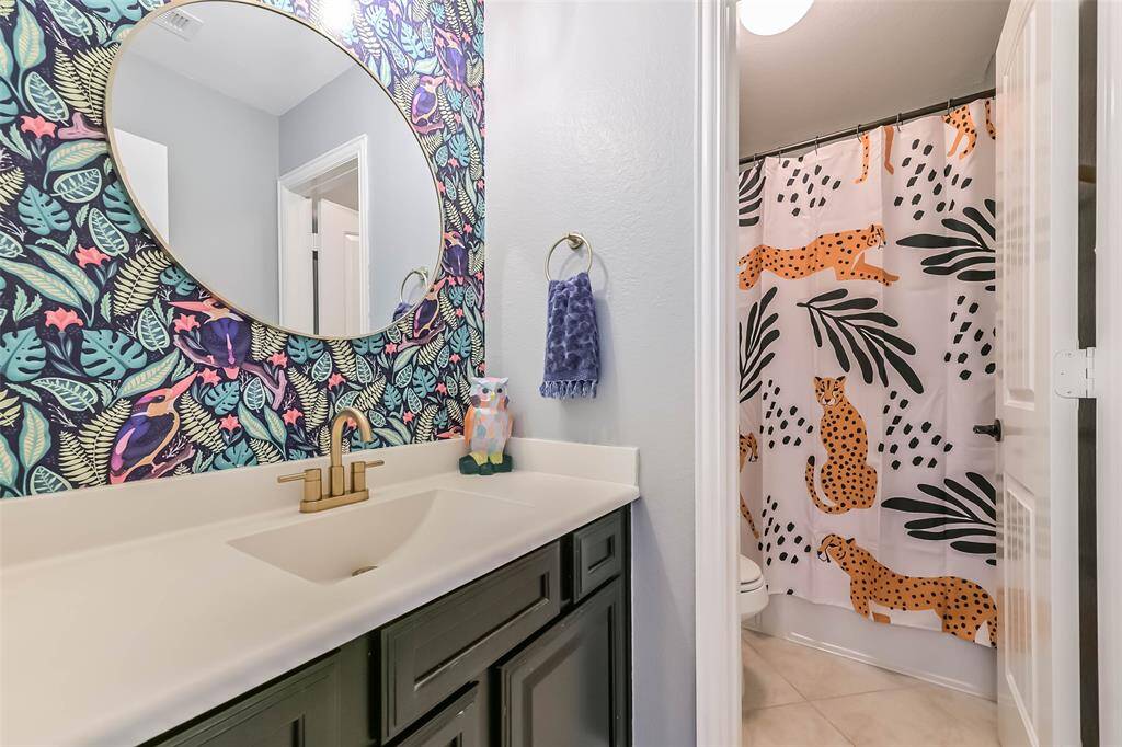 Upstairs full bathroom