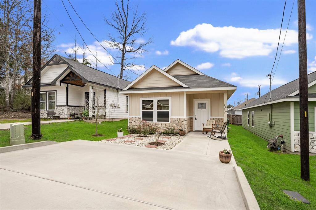 Wide driveway with lots of space for multiple cars.