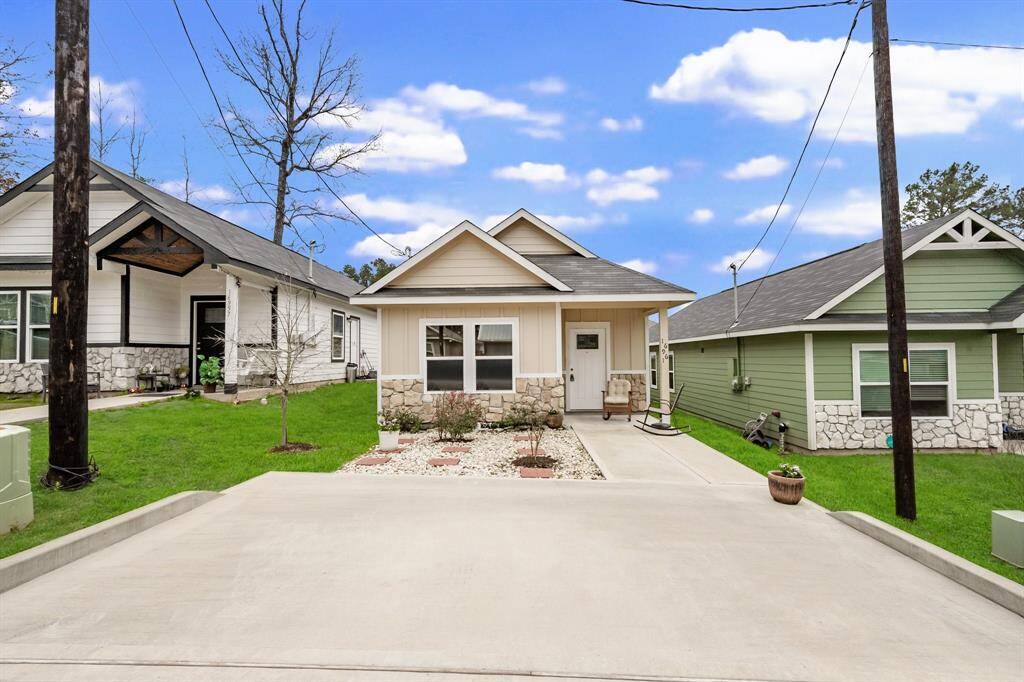 Front view of the extra wide drive and cute/similar neighboring homes.