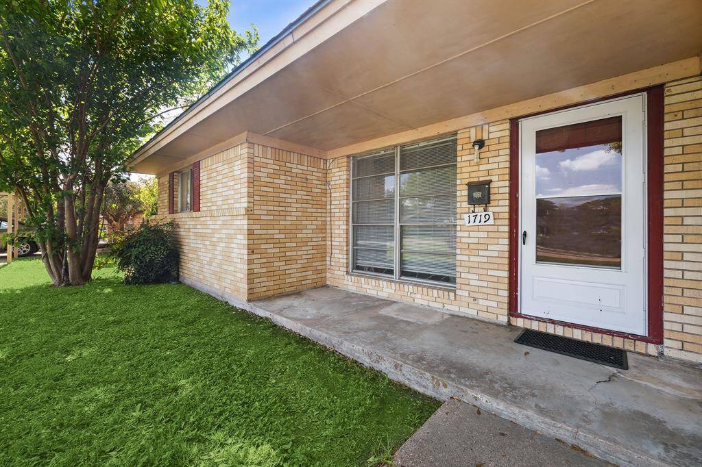 Welcome to 1719 Knightwick Drive!