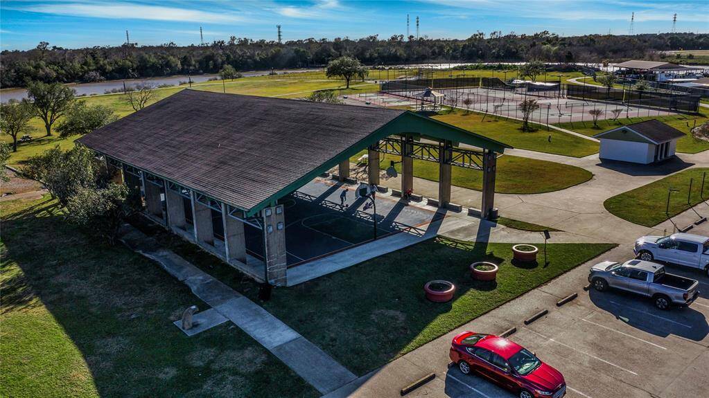 Community basketball & tennis courts.