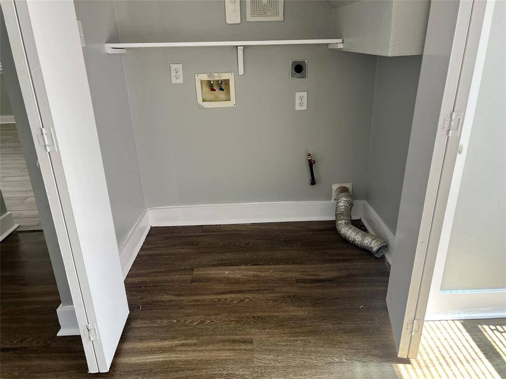WASHER & DRYER NOOK IN KITCHEN
